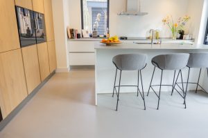 Waarom een betonlook vloer ideaal is bij vloerverwarming